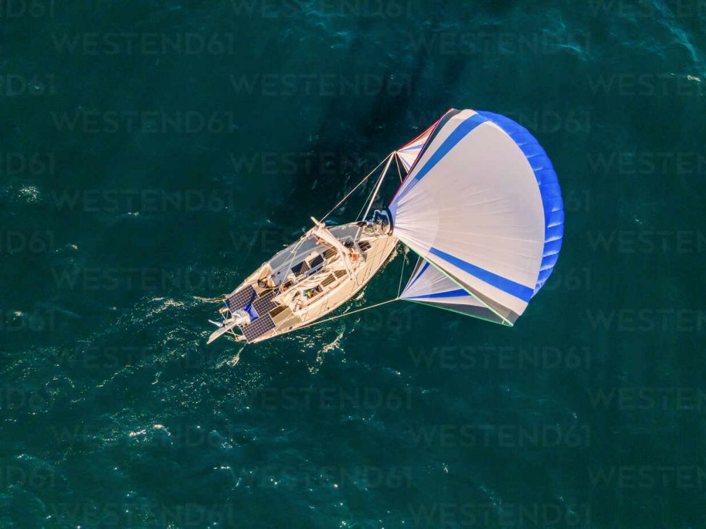 close aerial top down view of sailing ship sailing northwest with a parasailor on the atlantic sea close to portugal during a sunny day AAEF12088 1024x768 Histoire du spi